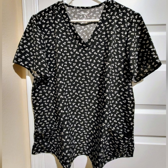 2 scrub tops XL - Picture 1 of 2